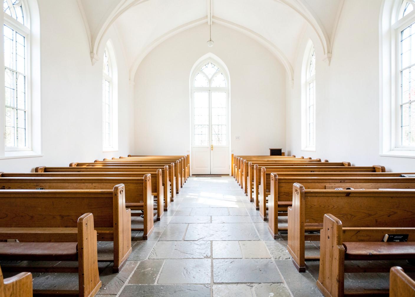 Heller, gepflegter Kirchenraum