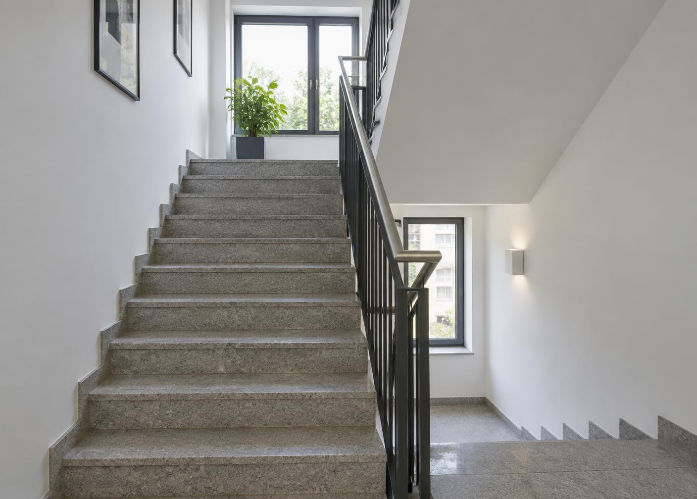 Sauberes Treppenhaus mit Tageslicht